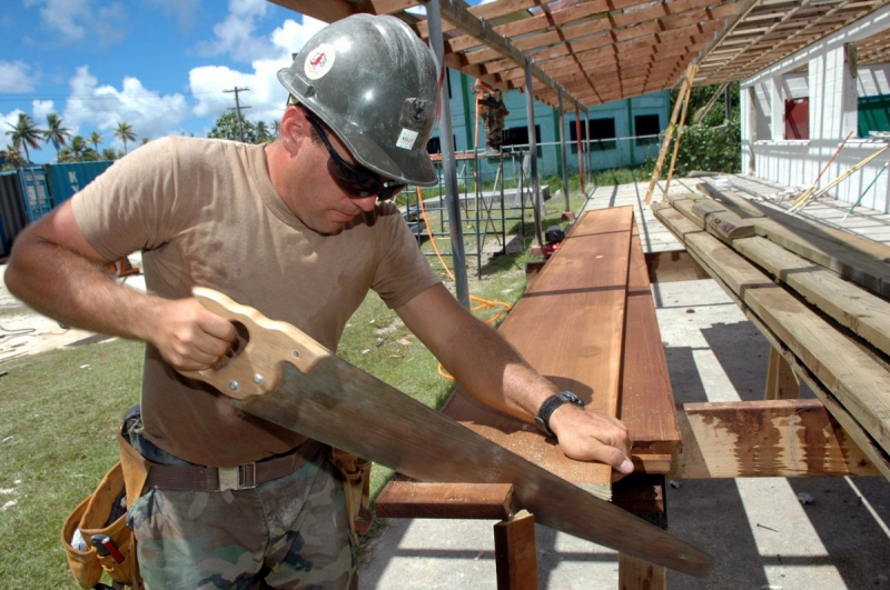 ebeniste-GUILLAUMES-min_worker_construction_building_carpenter_male_job_build_helmet-893290